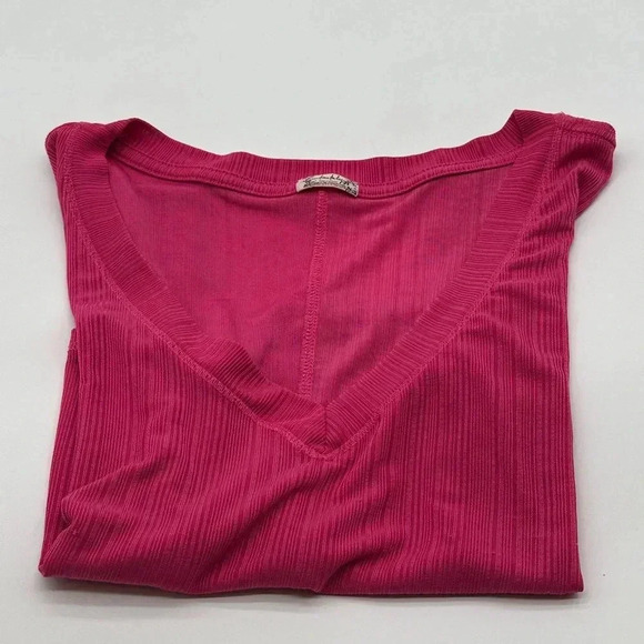 We The Free People Size Small Hot Pink T-Shirt Raw Sleeve Detail Barbie - Picture 2 of 8